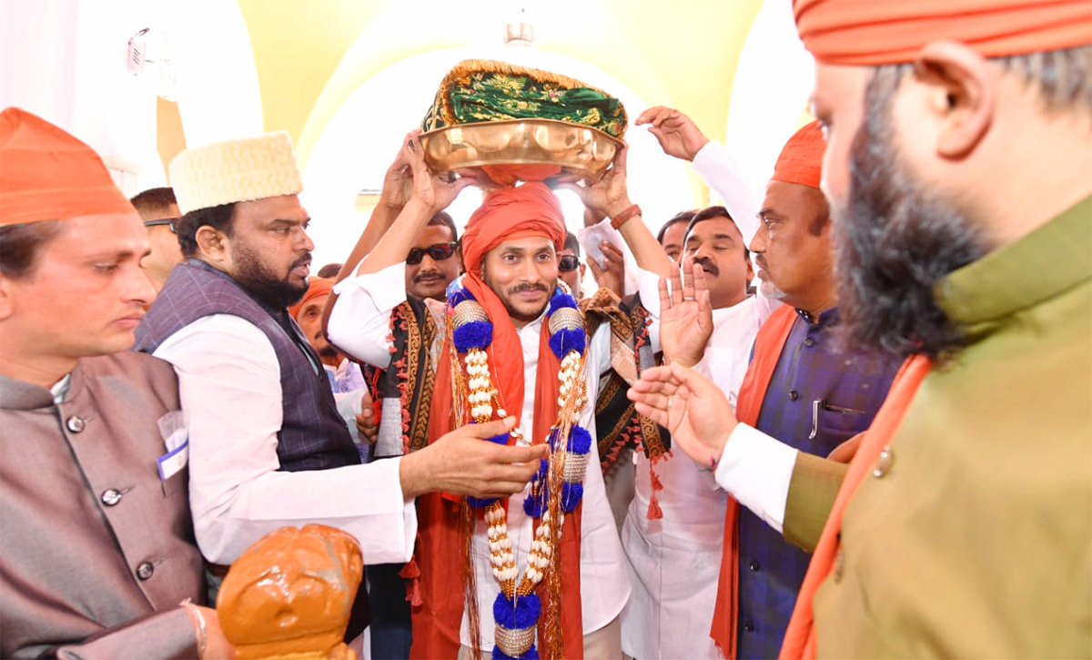 AP CM YS Jagan At Ameen Peer Dargah Photos - Sakshi12