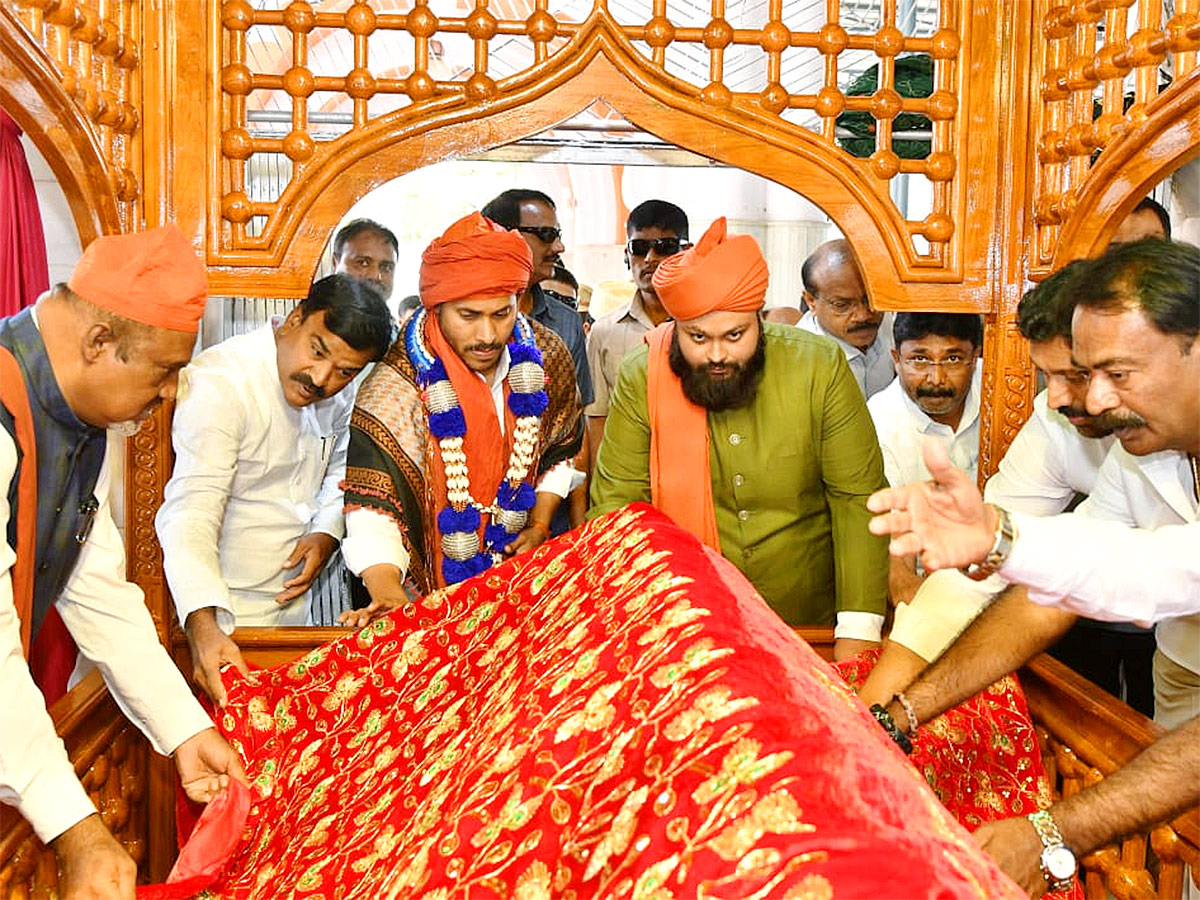 AP CM YS Jagan At Ameen Peer Dargah Photos - Sakshi13