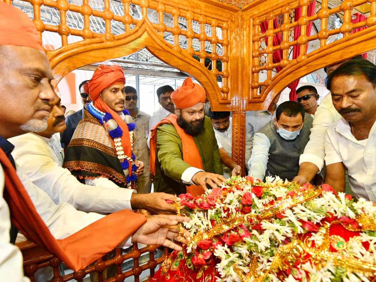 AP CM YS Jagan At Ameen Peer Dargah Photos - Sakshi14