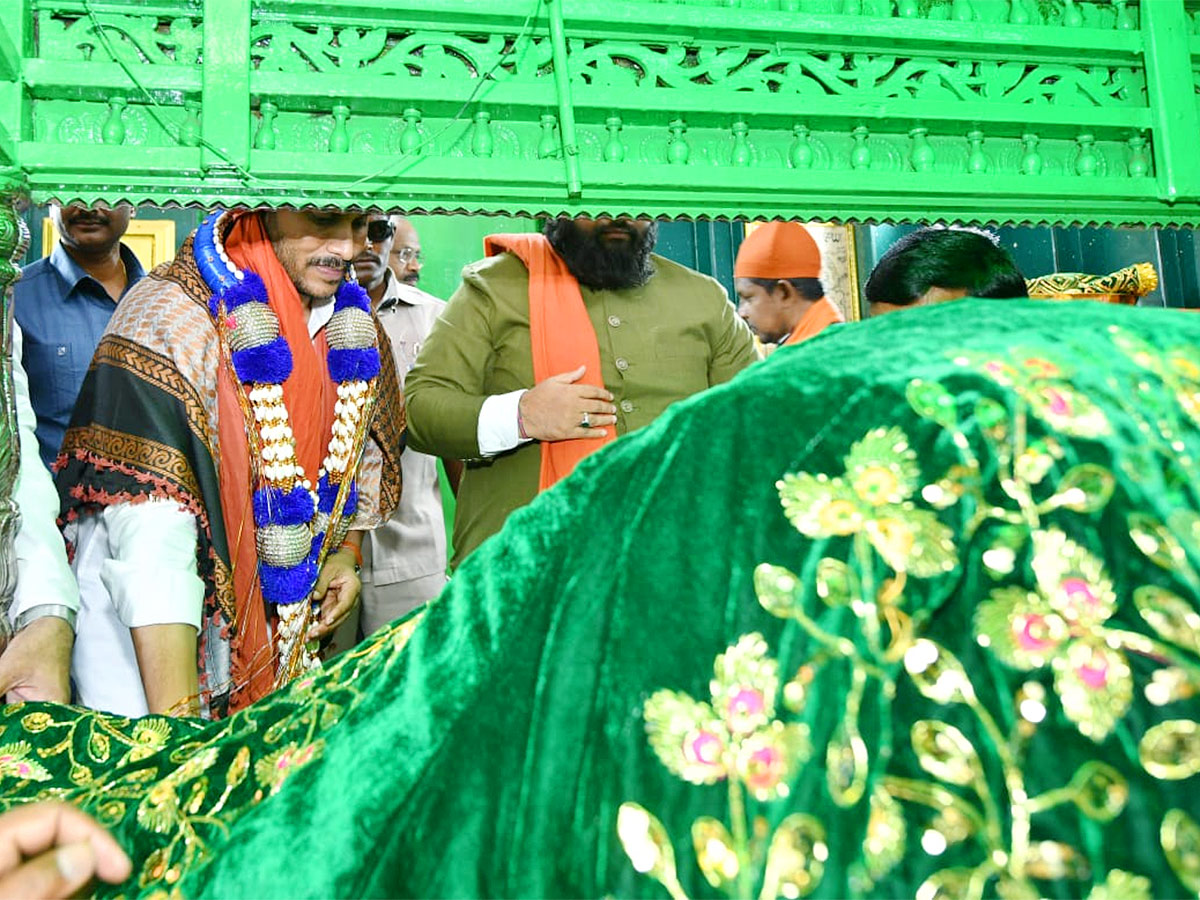 AP CM YS Jagan At Ameen Peer Dargah Photos - Sakshi15