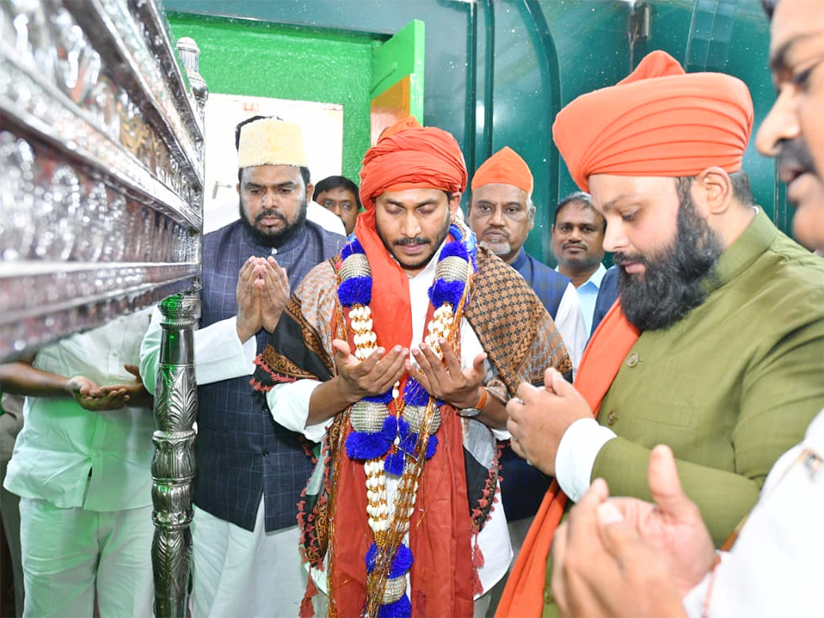 AP CM YS Jagan At Ameen Peer Dargah Photos - Sakshi16