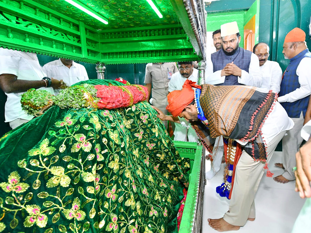 AP CM YS Jagan At Ameen Peer Dargah Photos - Sakshi17