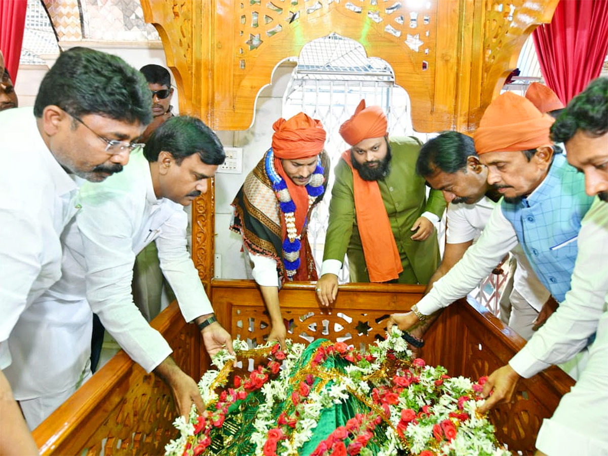 AP CM YS Jagan At Ameen Peer Dargah Photos - Sakshi2