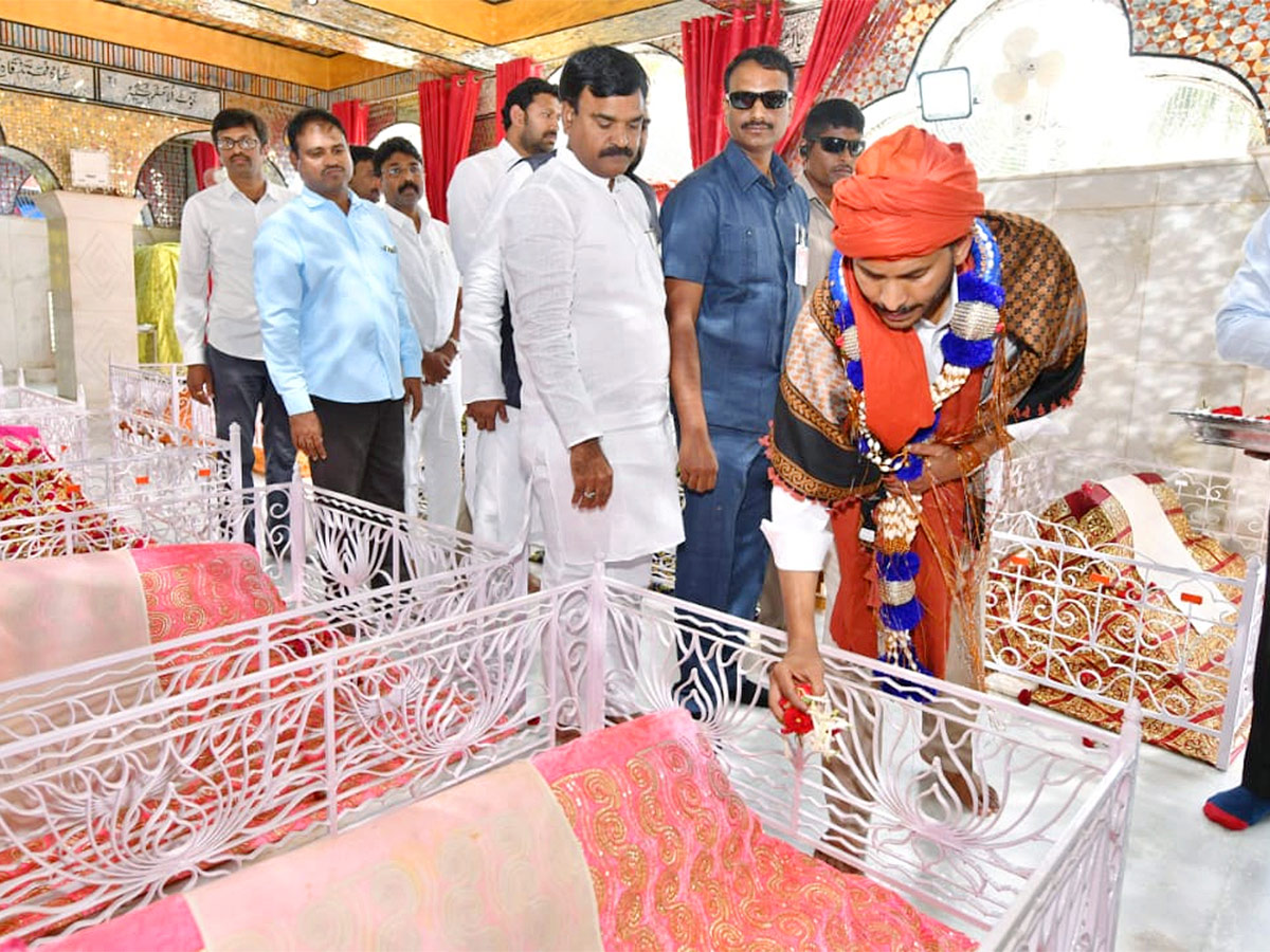 AP CM YS Jagan At Ameen Peer Dargah Photos - Sakshi20