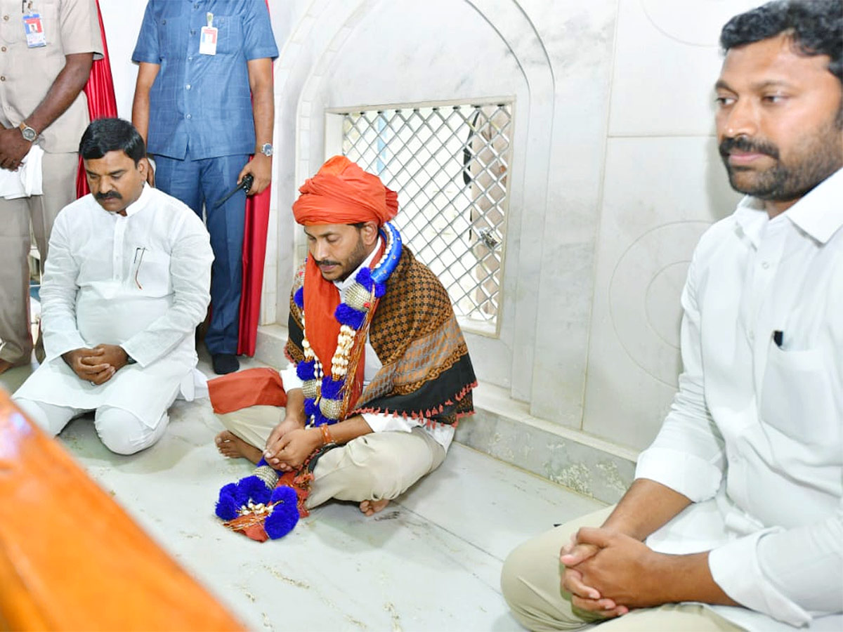 AP CM YS Jagan At Ameen Peer Dargah Photos - Sakshi21