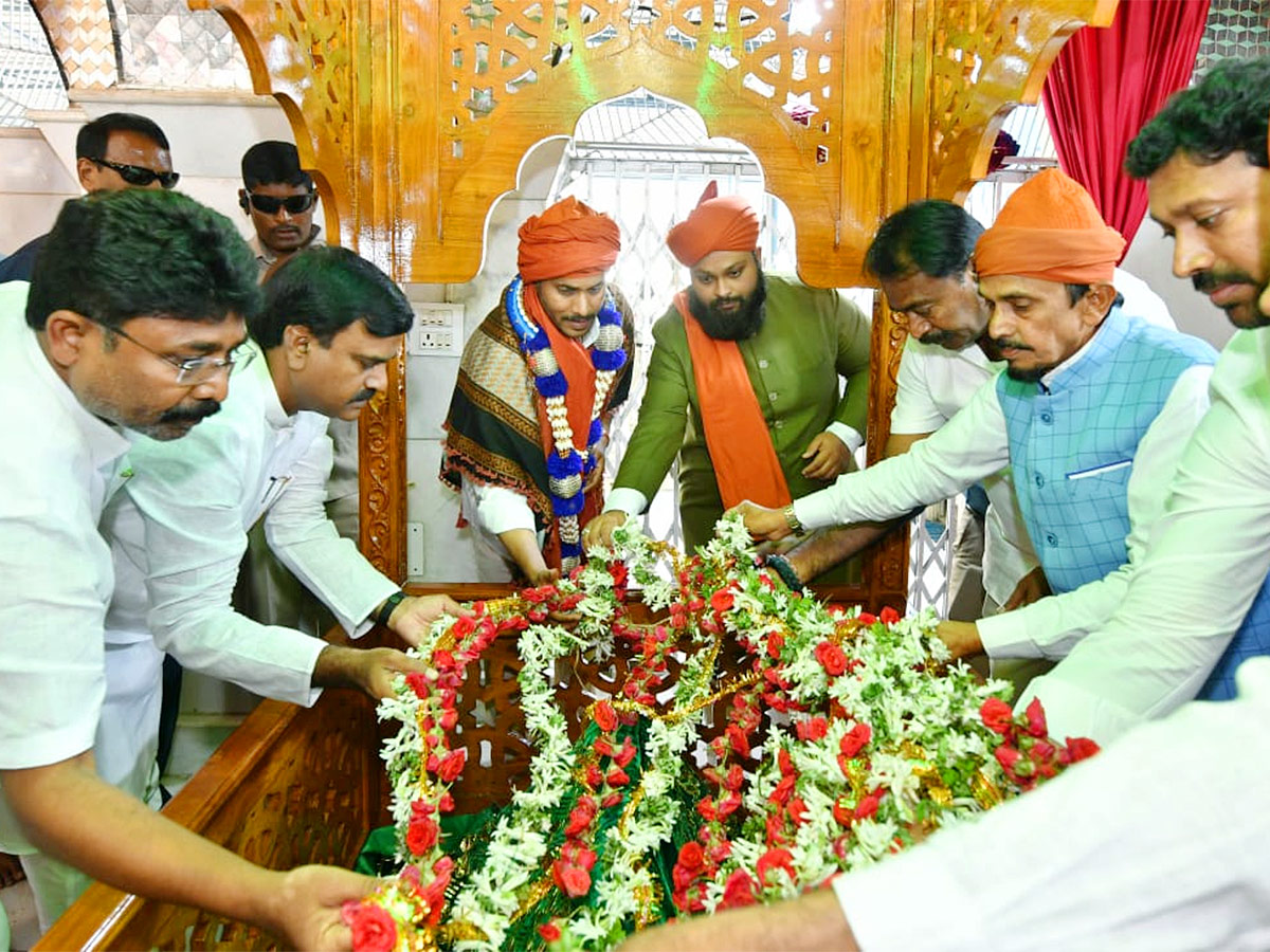 AP CM YS Jagan At Ameen Peer Dargah Photos - Sakshi22