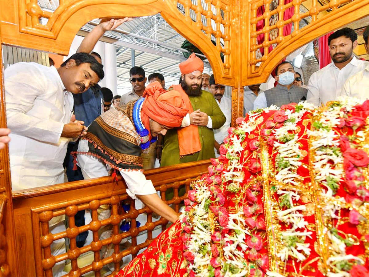 AP CM YS Jagan At Ameen Peer Dargah Photos - Sakshi24