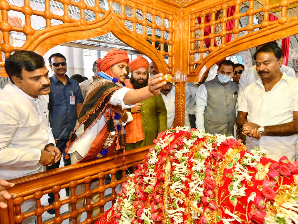 AP CM YS Jagan At Ameen Peer Dargah Photos - Sakshi25