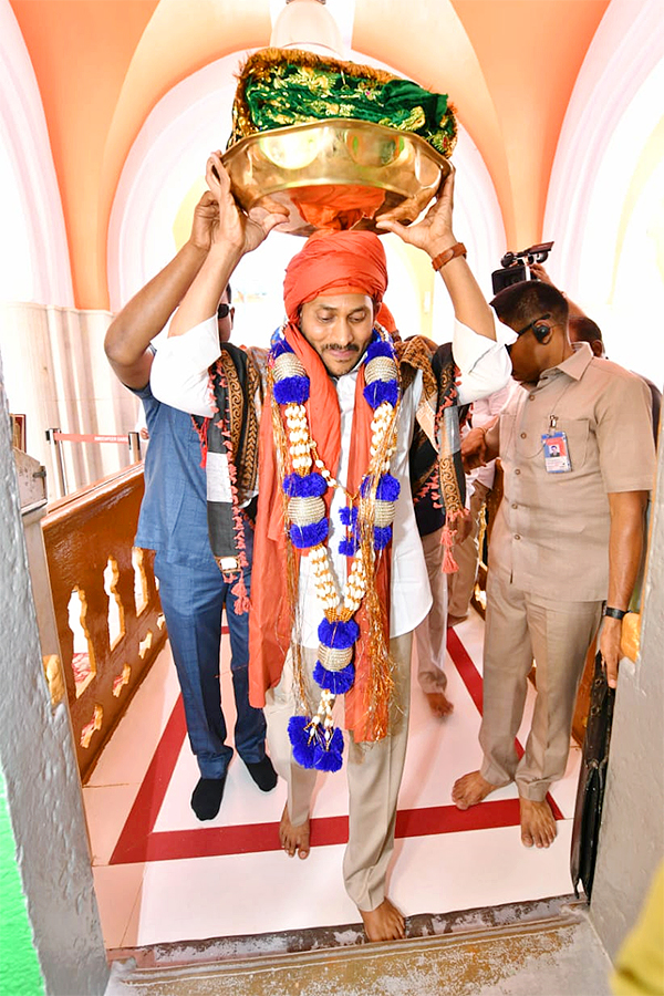 AP CM YS Jagan At Ameen Peer Dargah Photos - Sakshi26