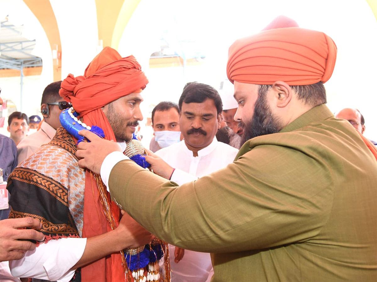 AP CM YS Jagan At Ameen Peer Dargah Photos - Sakshi3