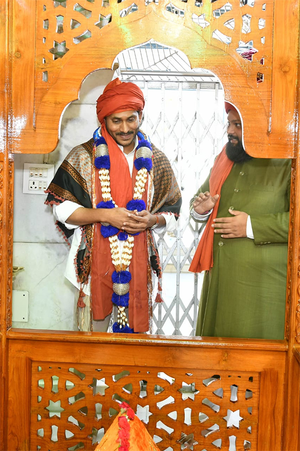 AP CM YS Jagan At Ameen Peer Dargah Photos - Sakshi28