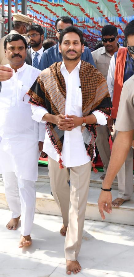 AP CM YS Jagan At Ameen Peer Dargah Photos - Sakshi30