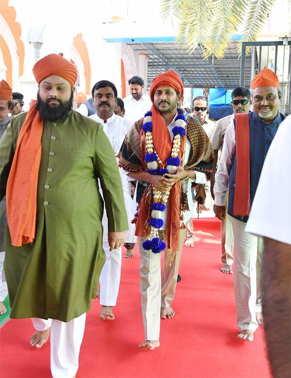 AP CM YS Jagan At Ameen Peer Dargah Photos - Sakshi33