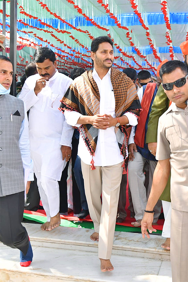 AP CM YS Jagan At Ameen Peer Dargah Photos - Sakshi35