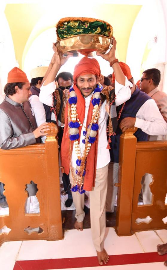 AP CM YS Jagan At Ameen Peer Dargah Photos - Sakshi36