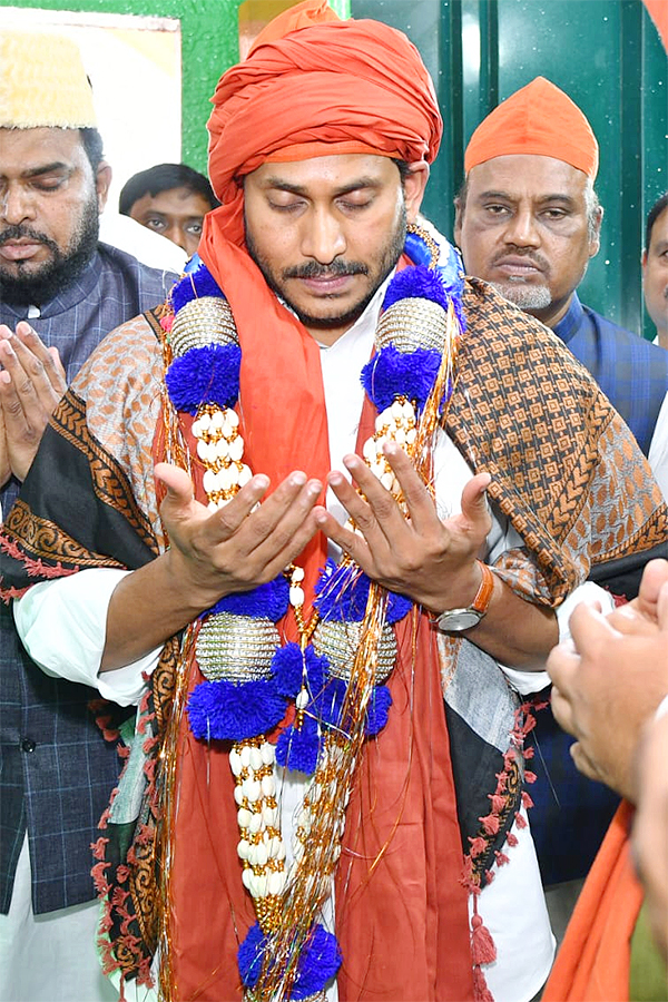 AP CM YS Jagan At Ameen Peer Dargah Photos - Sakshi37