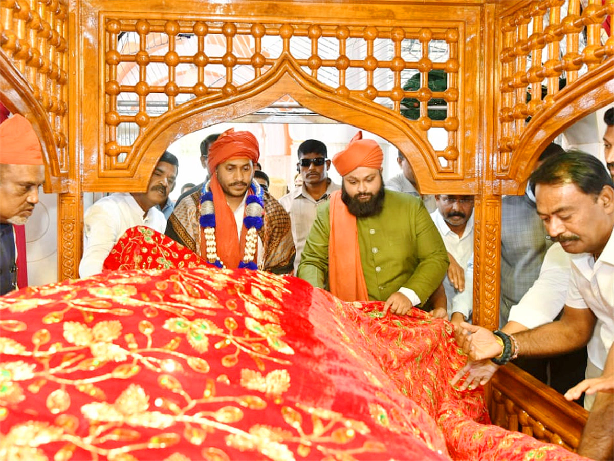 AP CM YS Jagan At Ameen Peer Dargah Photos - Sakshi5