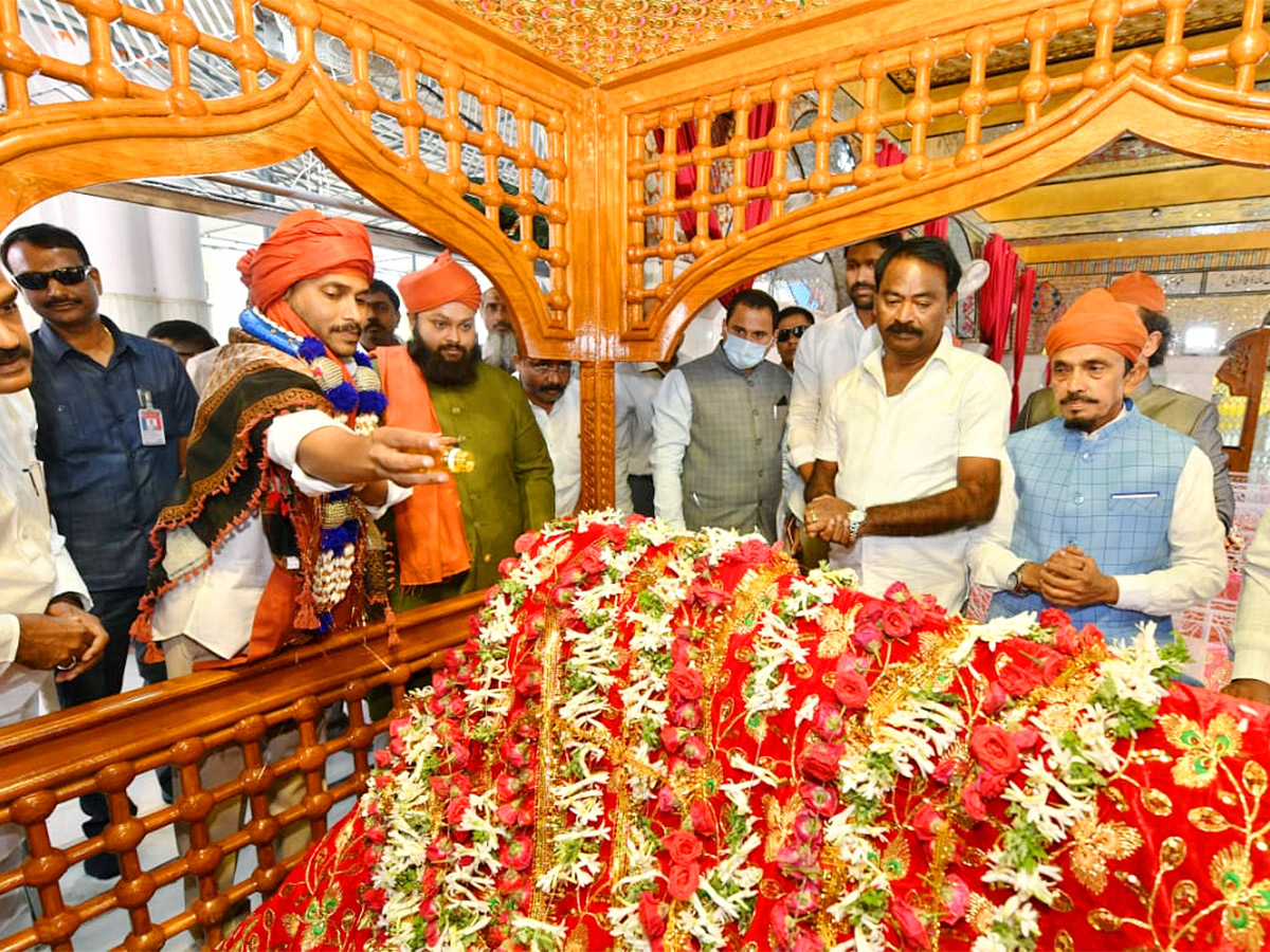 AP CM YS Jagan At Ameen Peer Dargah Photos - Sakshi7