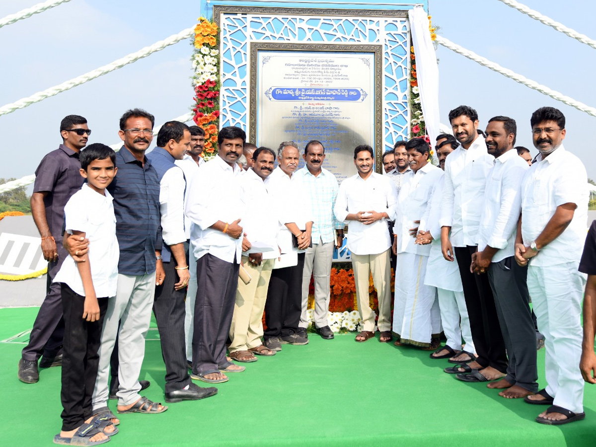 CM YS Jagan 2nd Day Tour In Kadapa District  - Sakshi12