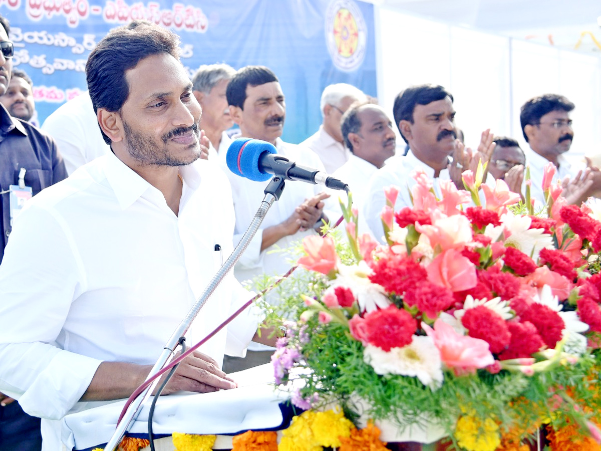 CM YS Jagan 2nd Day Tour In Kadapa District  - Sakshi18