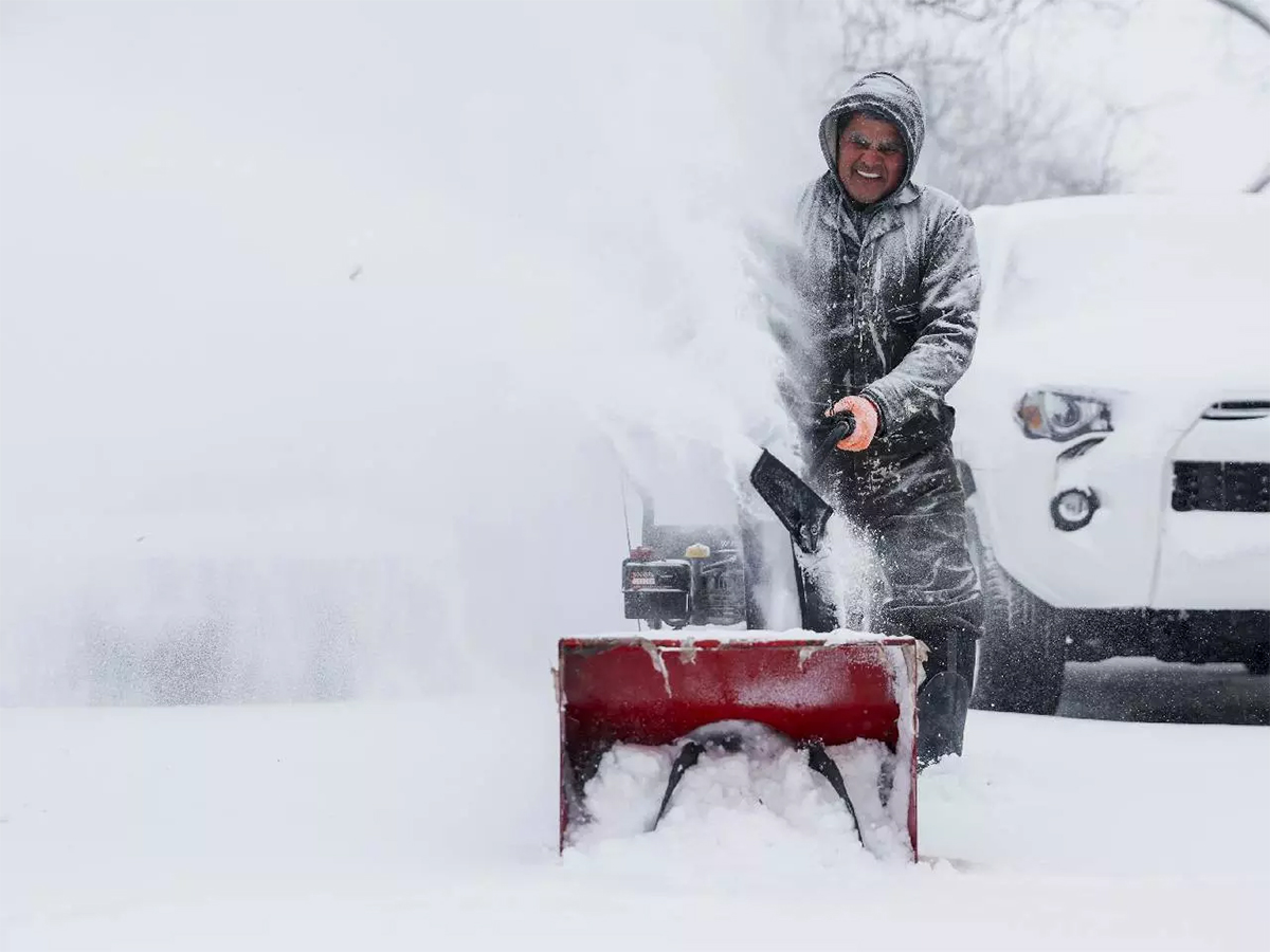 Heavy Winter Snow Storm In America: US Snow Toofan Photos Goes Viral - Sakshi2