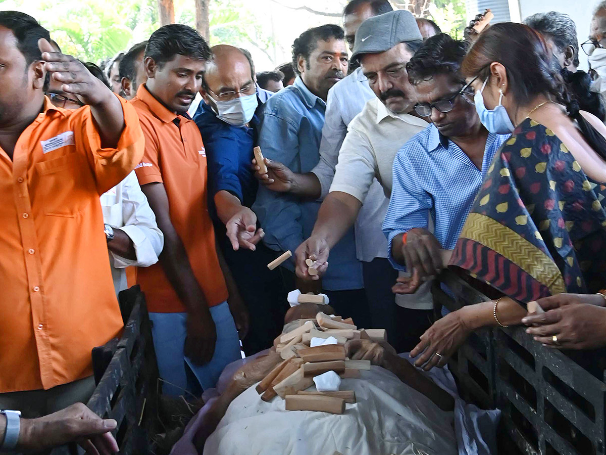 Kaikala Satyanarayana Last Rites Mahaprasthanam Photos - Sakshi14