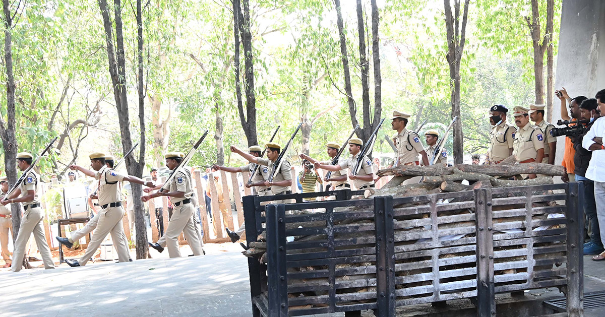 Kaikala Satyanarayana Last Rites Mahaprasthanam Photos - Sakshi2