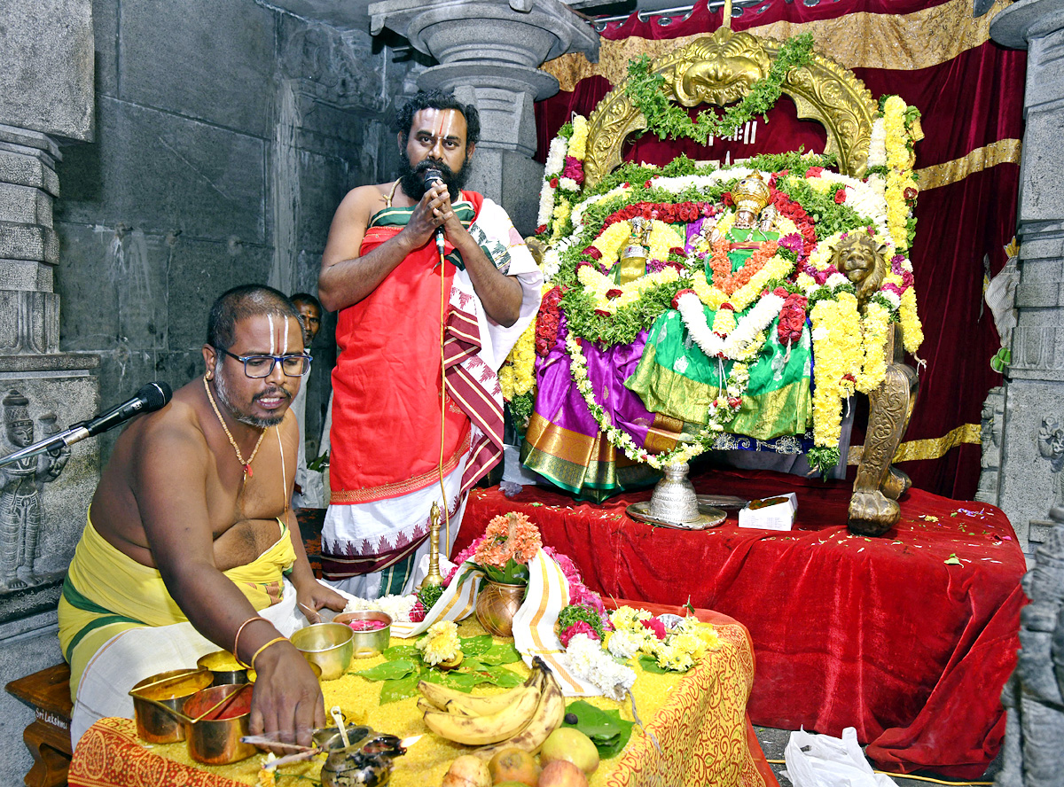 Huge crowd of Devotees During Sunday at Yadadri Temple - Sakshi6