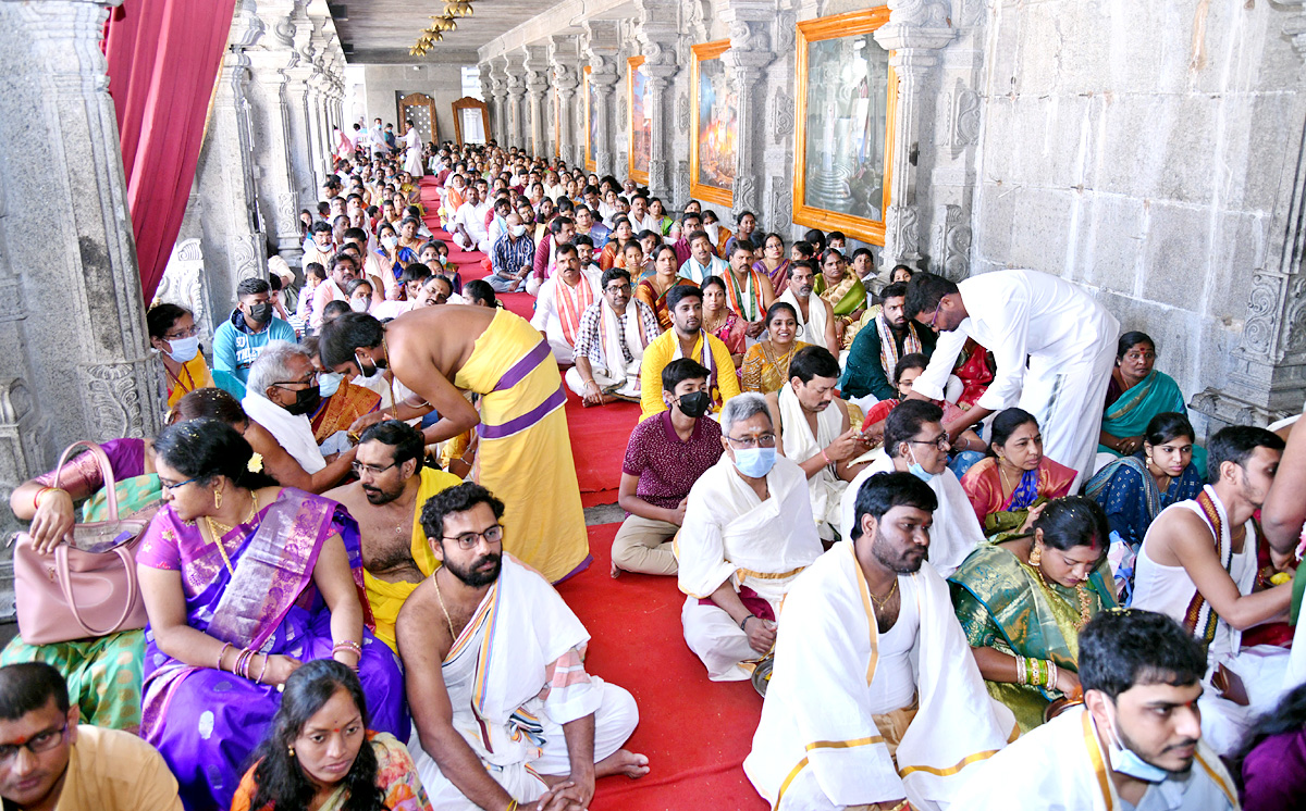 Huge crowd of Devotees During Sunday at Yadadri Temple - Sakshi2