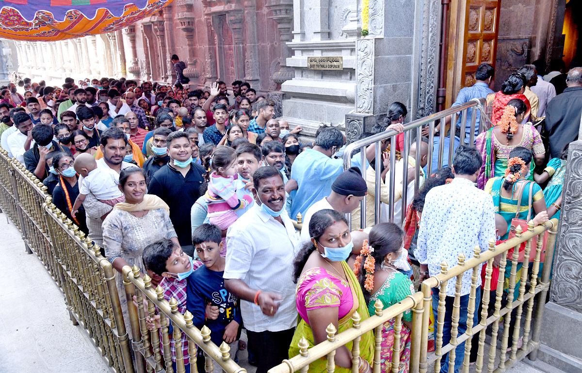 Huge crowd of Devotees During Sunday at Yadadri Temple - Sakshi3