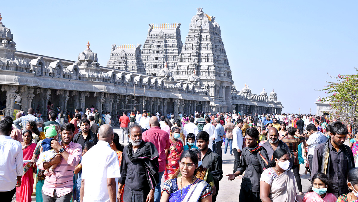 Huge crowd of Devotees During Sunday at Yadadri Temple - Sakshi4