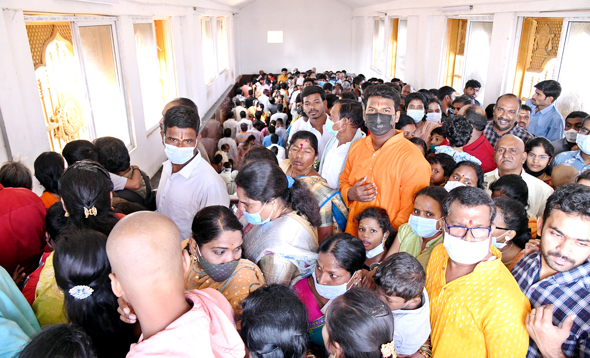 Huge crowd of Devotees During Sunday at Yadadri Temple - Sakshi5