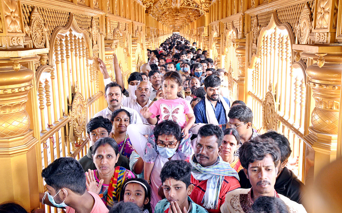 Huge crowd of Devotees During Sunday at Yadadri Temple - Sakshi1