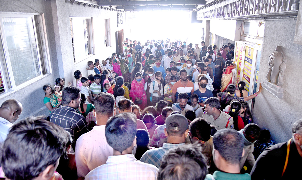 Huge crowd of Devotees During Sunday at Yadadri Temple - Sakshi7