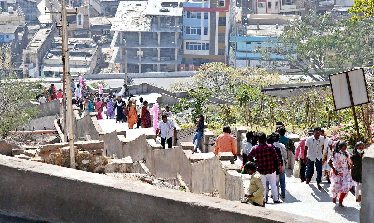 Huge crowd of Devotees During Sunday at Yadadri Temple - Sakshi8