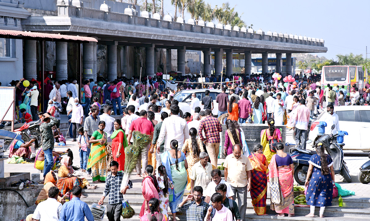 Huge crowd of Devotees During Sunday at Yadadri Temple - Sakshi9