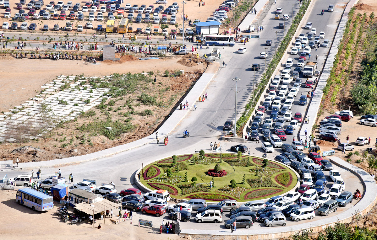 Huge crowd of Devotees During Sunday at Yadadri Temple - Sakshi10