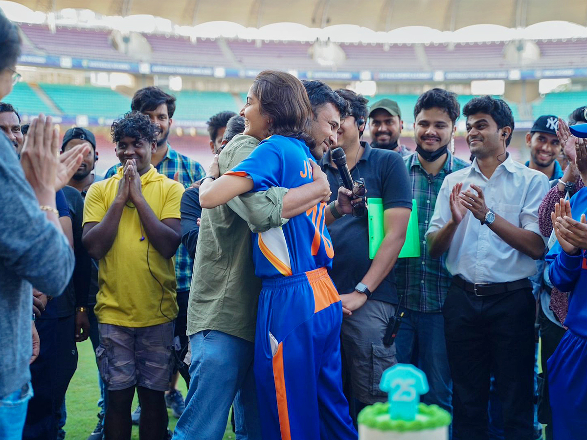 Anushka Sharma completes Chakda Xpress thanks Jhulan Goswami for the final clap Photos - Sakshi3