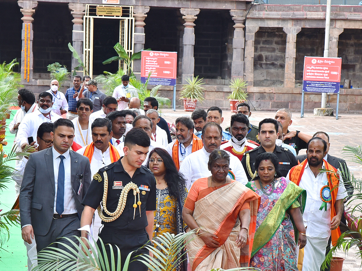 President Droupadi Murmu Visits Srisailam Mallikarjuna Swamy Temple Photos - Sakshi3