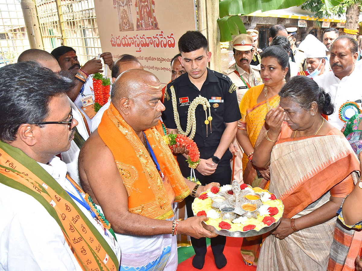 President Droupadi Murmu Visits Srisailam Mallikarjuna Swamy Temple Photos - Sakshi10