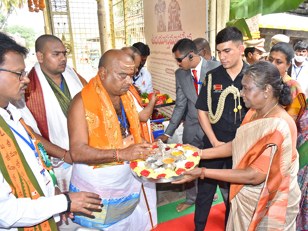 President Droupadi Murmu Visits Srisailam Mallikarjuna Swamy Temple Photos - Sakshi11