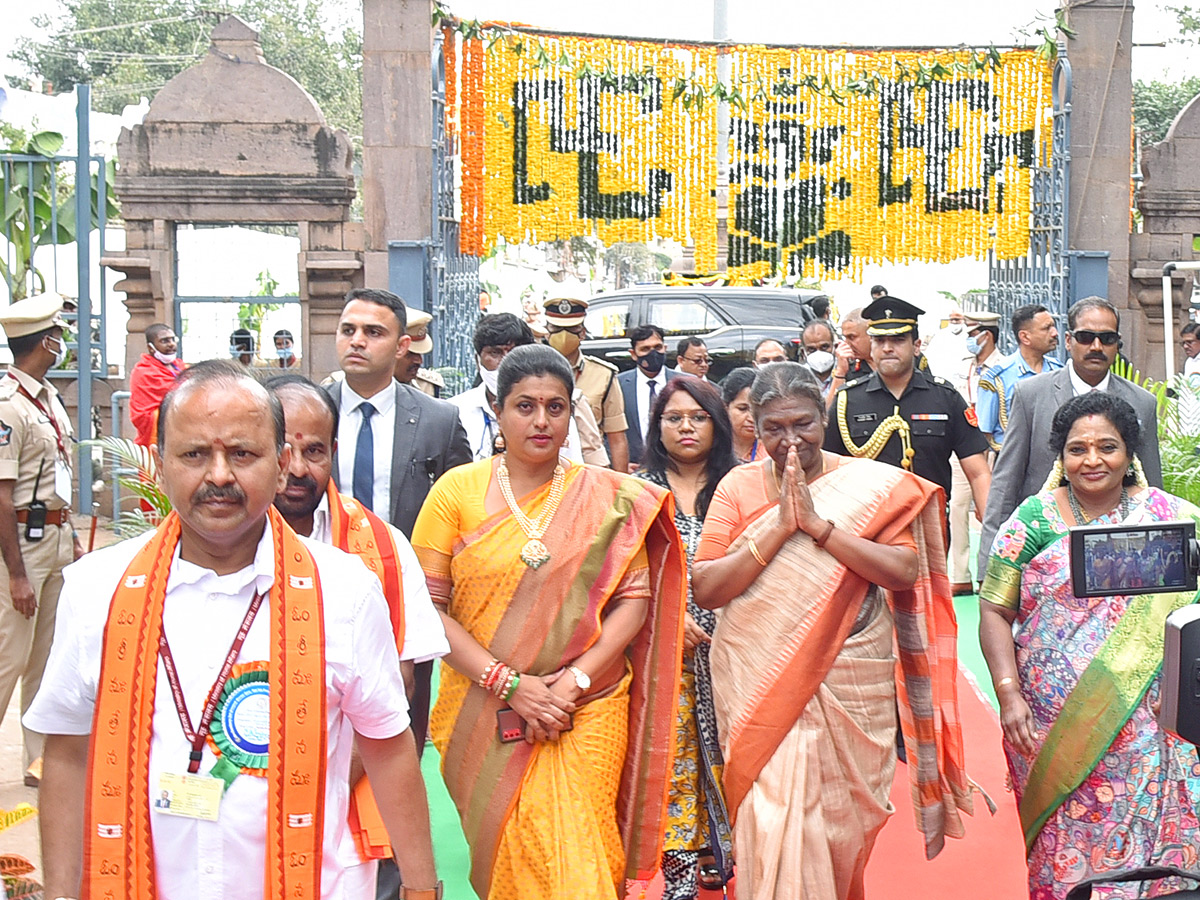 President Droupadi Murmu Visits Srisailam Mallikarjuna Swamy Temple Photos - Sakshi12