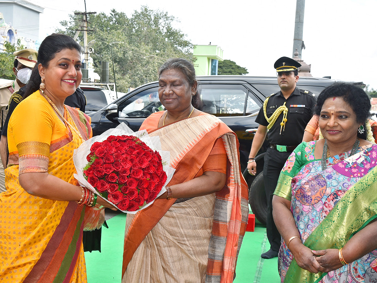 President Droupadi Murmu Visits Srisailam Mallikarjuna Swamy Temple Photos - Sakshi13