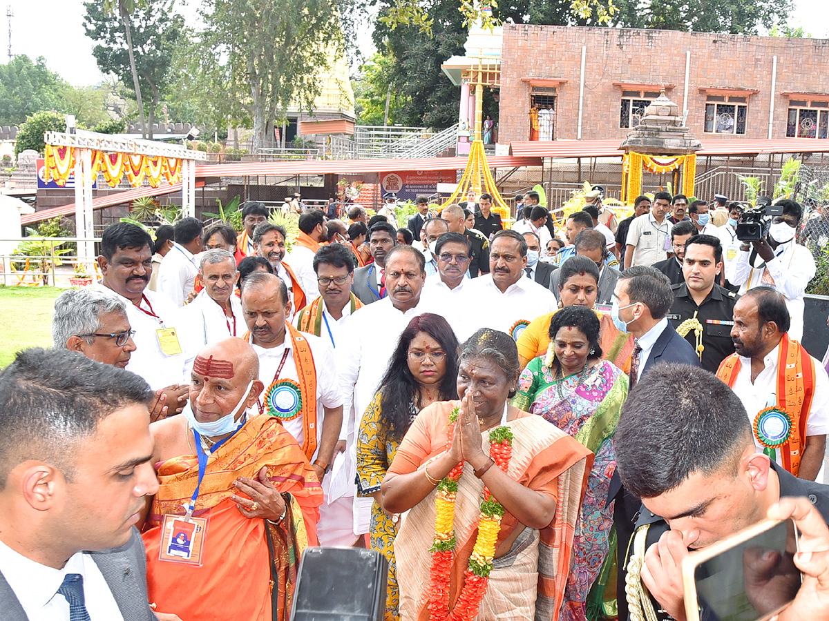 President Droupadi Murmu Visits Srisailam Mallikarjuna Swamy Temple Photos - Sakshi1