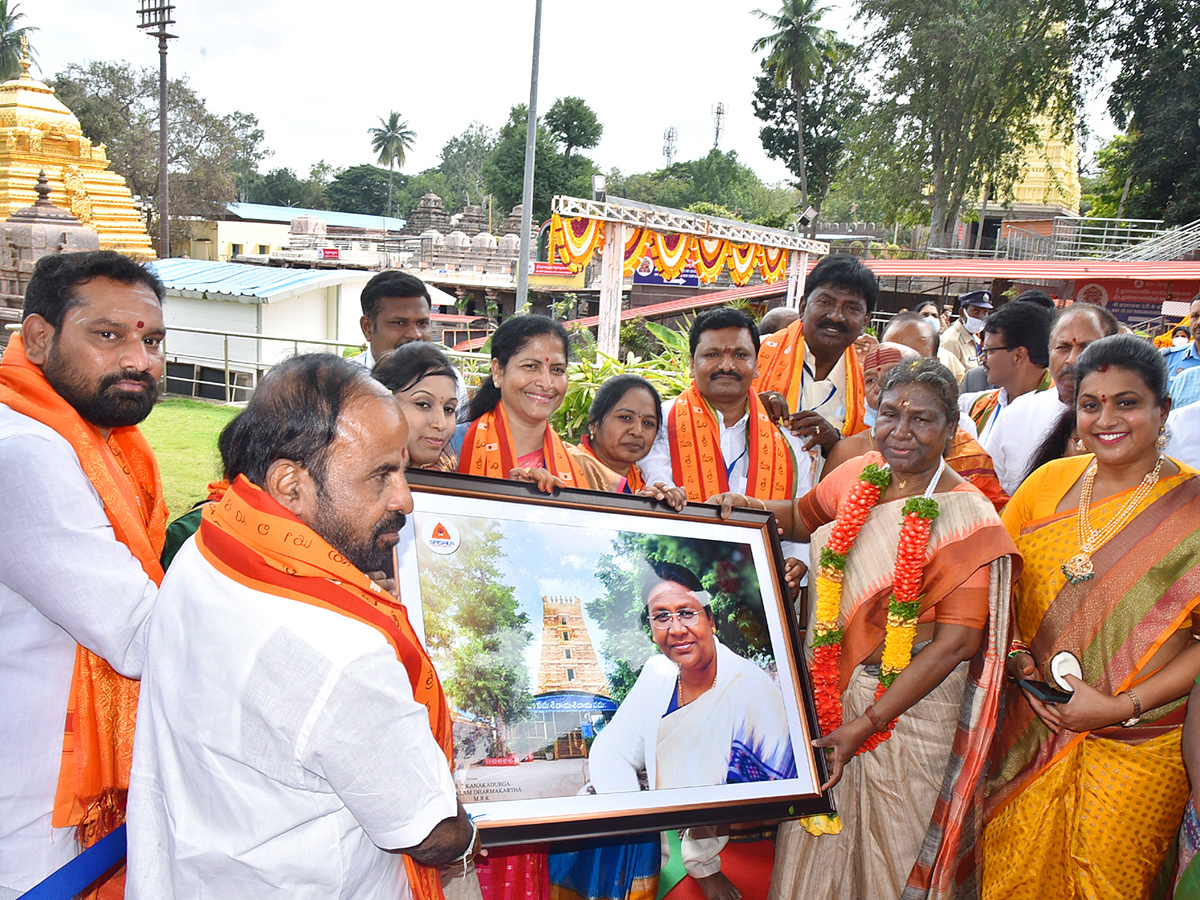 President Droupadi Murmu Visits Srisailam Mallikarjuna Swamy Temple Photos - Sakshi4