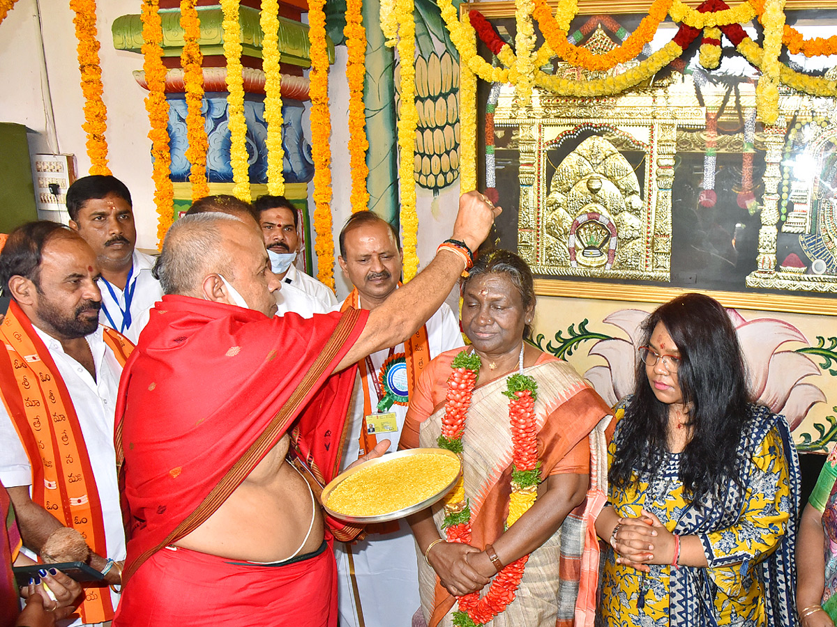 President Droupadi Murmu Visits Srisailam Mallikarjuna Swamy Temple Photos - Sakshi5