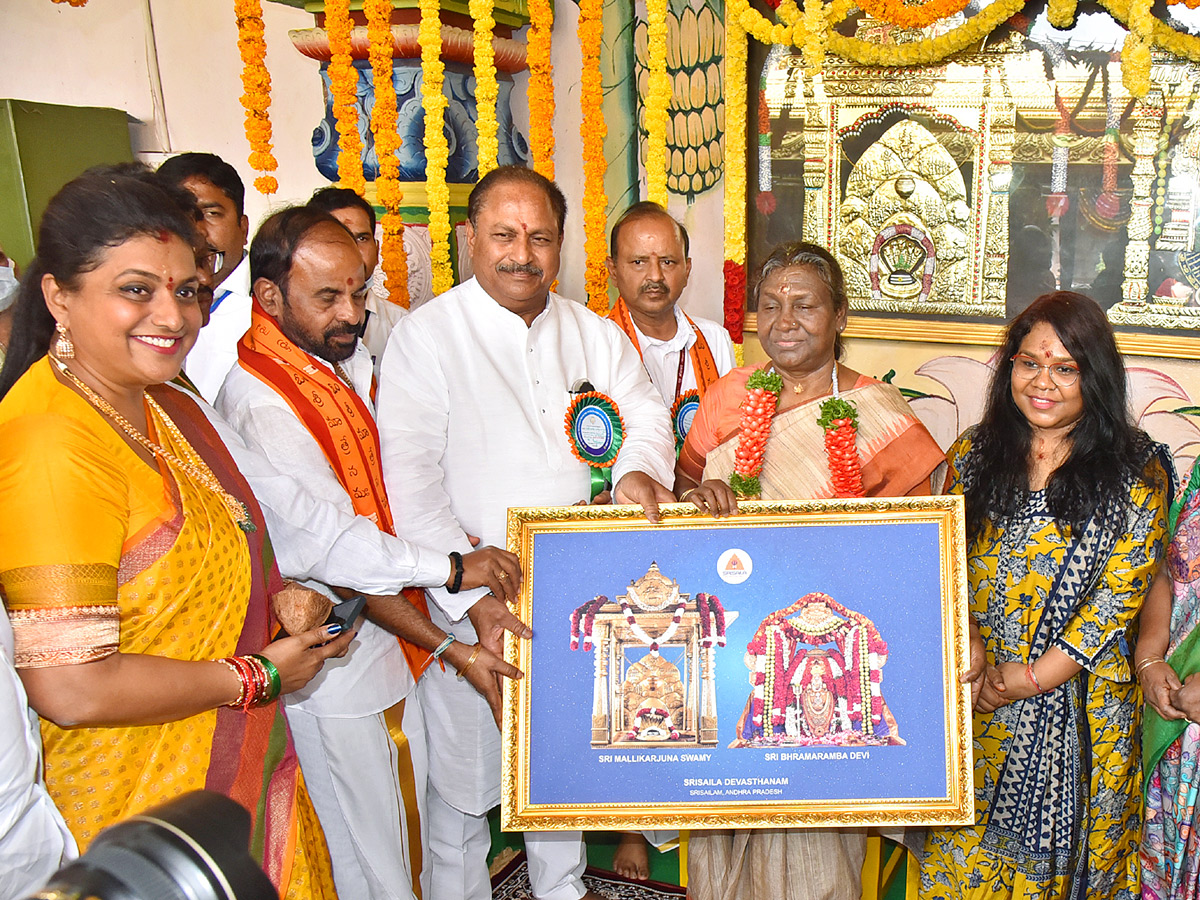 President Droupadi Murmu Visits Srisailam Mallikarjuna Swamy Temple Photos - Sakshi6