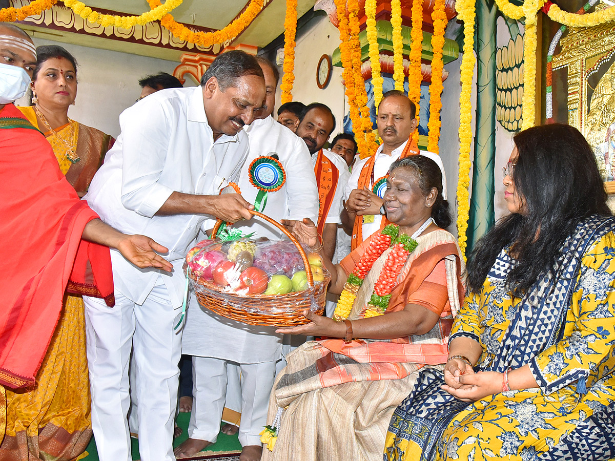 President Droupadi Murmu Visits Srisailam Mallikarjuna Swamy Temple Photos - Sakshi7