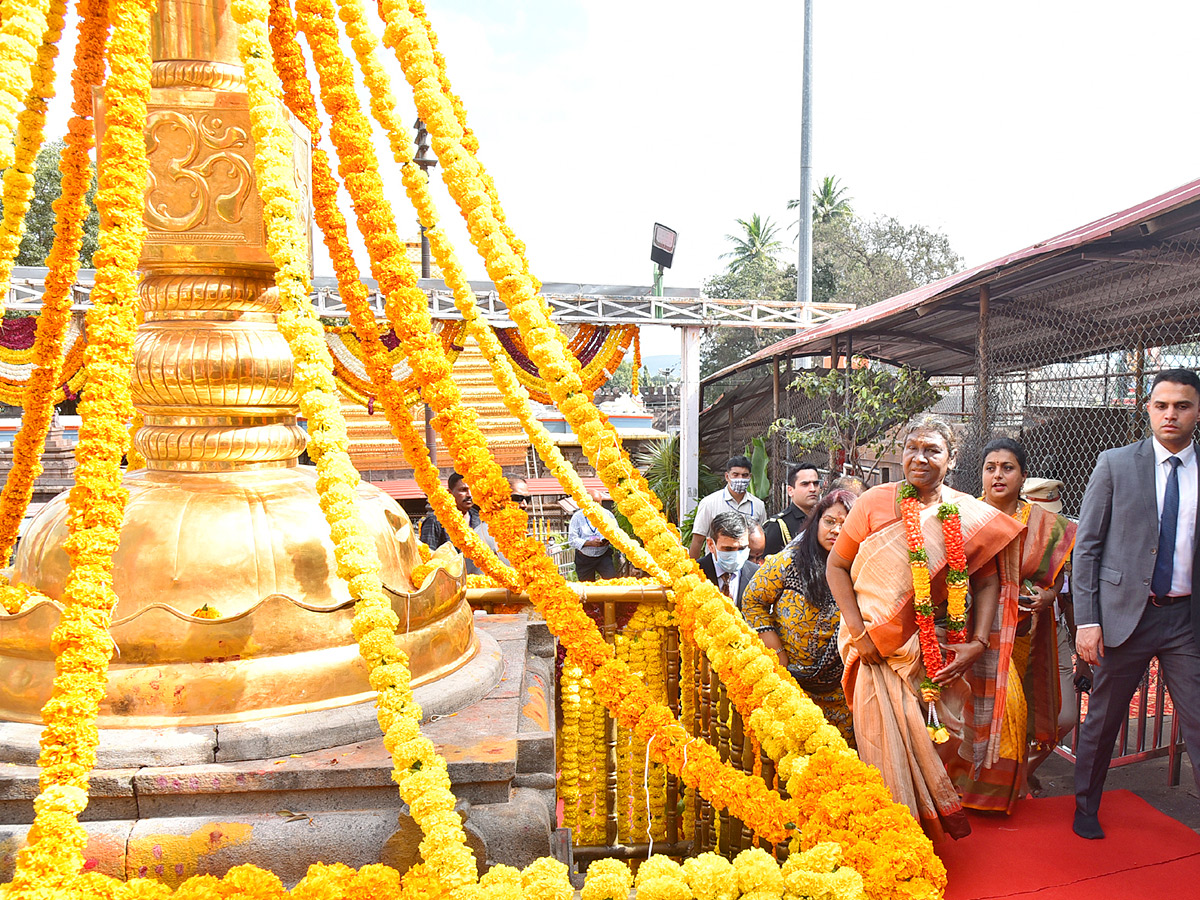 President Droupadi Murmu Visits Srisailam Mallikarjuna Swamy Temple Photos - Sakshi8