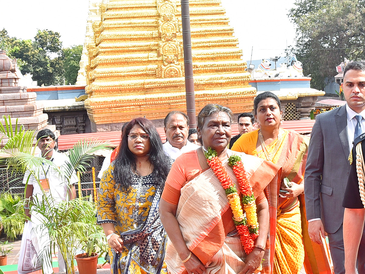 President Droupadi Murmu Visits Srisailam Mallikarjuna Swamy Temple Photos - Sakshi9